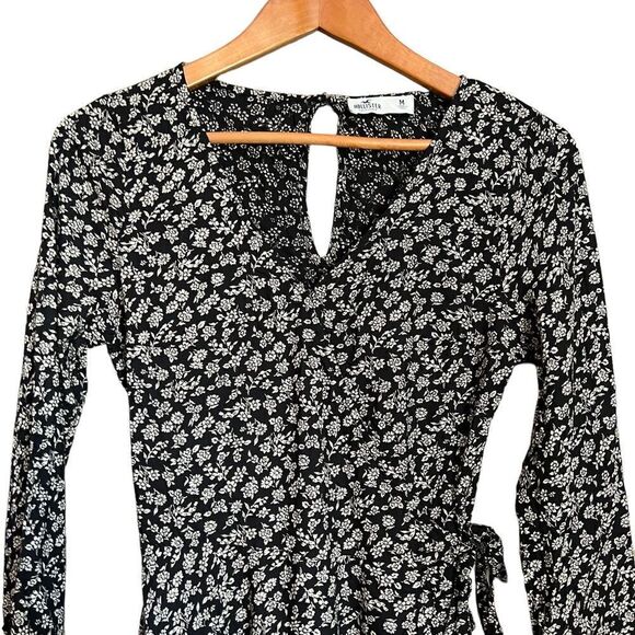 Hollister floral pattern faux‎ wrap dress. Size medium - Picture 2 of 13